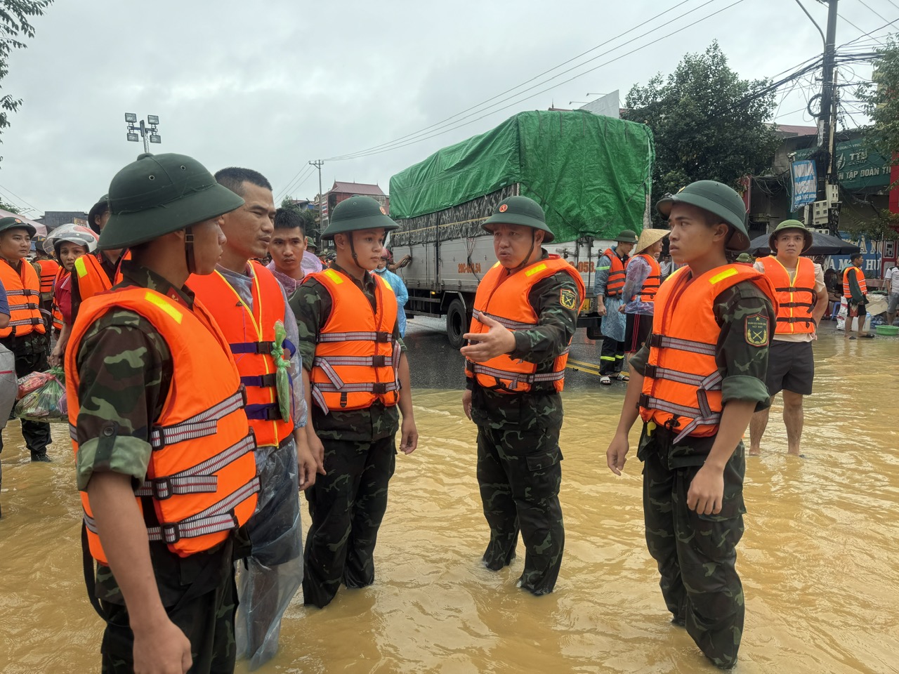 Ấm áp tình quân dân trong mưa lũ- Ảnh 2.