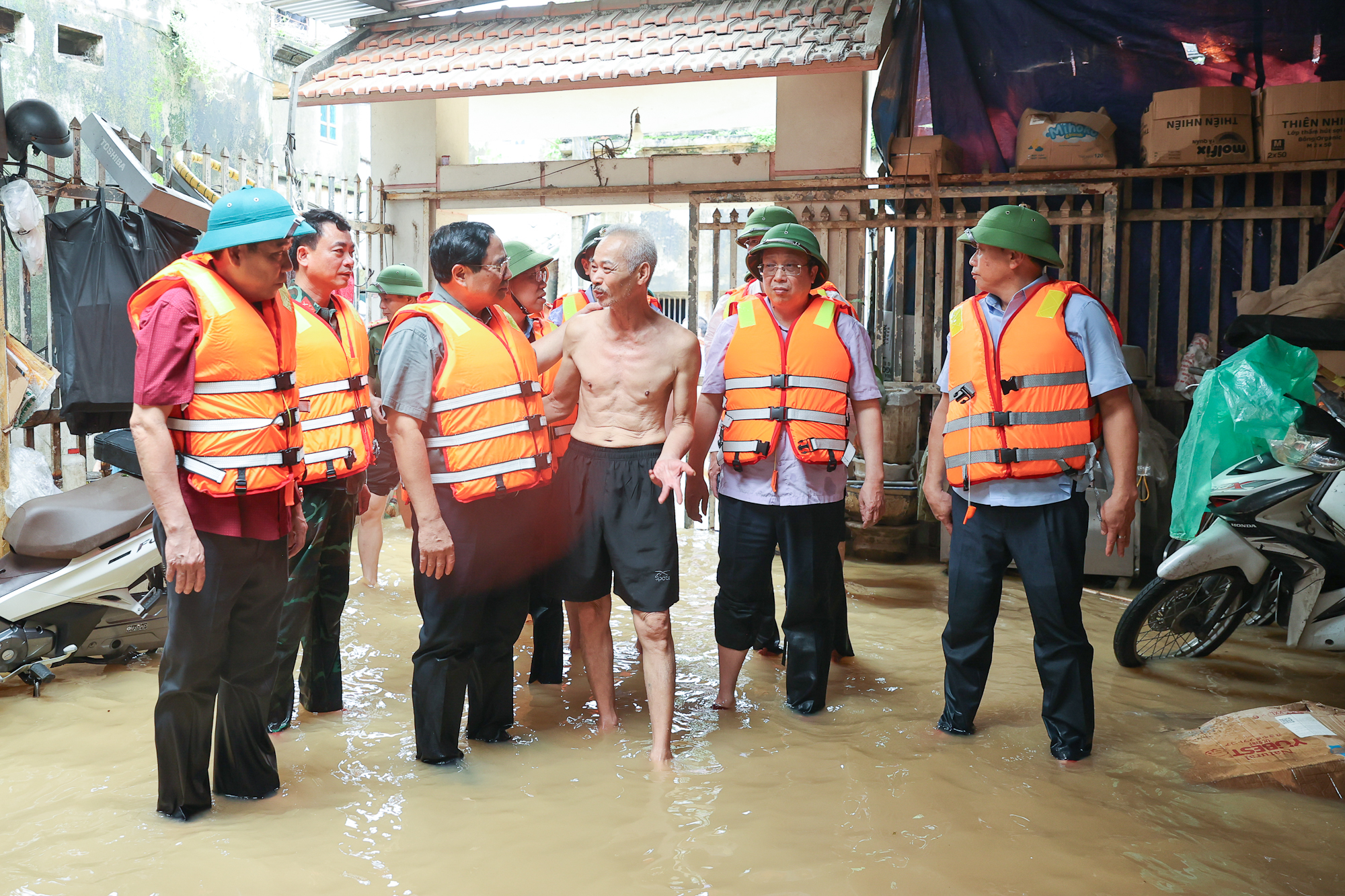 Thủ tướng về xã bị cô lập của Bắc Giang, kiểm tra công tác ứng phó mưa lũ- Ảnh 7.