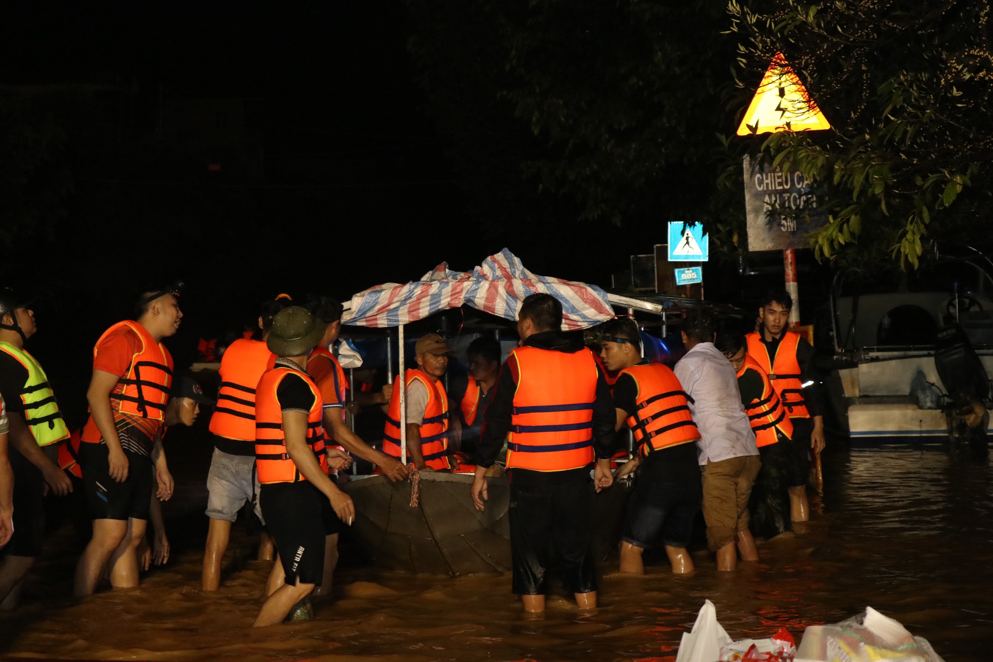 Thái Nguyên ứng trực xuyên đêm di dời, cứu hộ người dân vùng nguy hiểm- Ảnh 2.