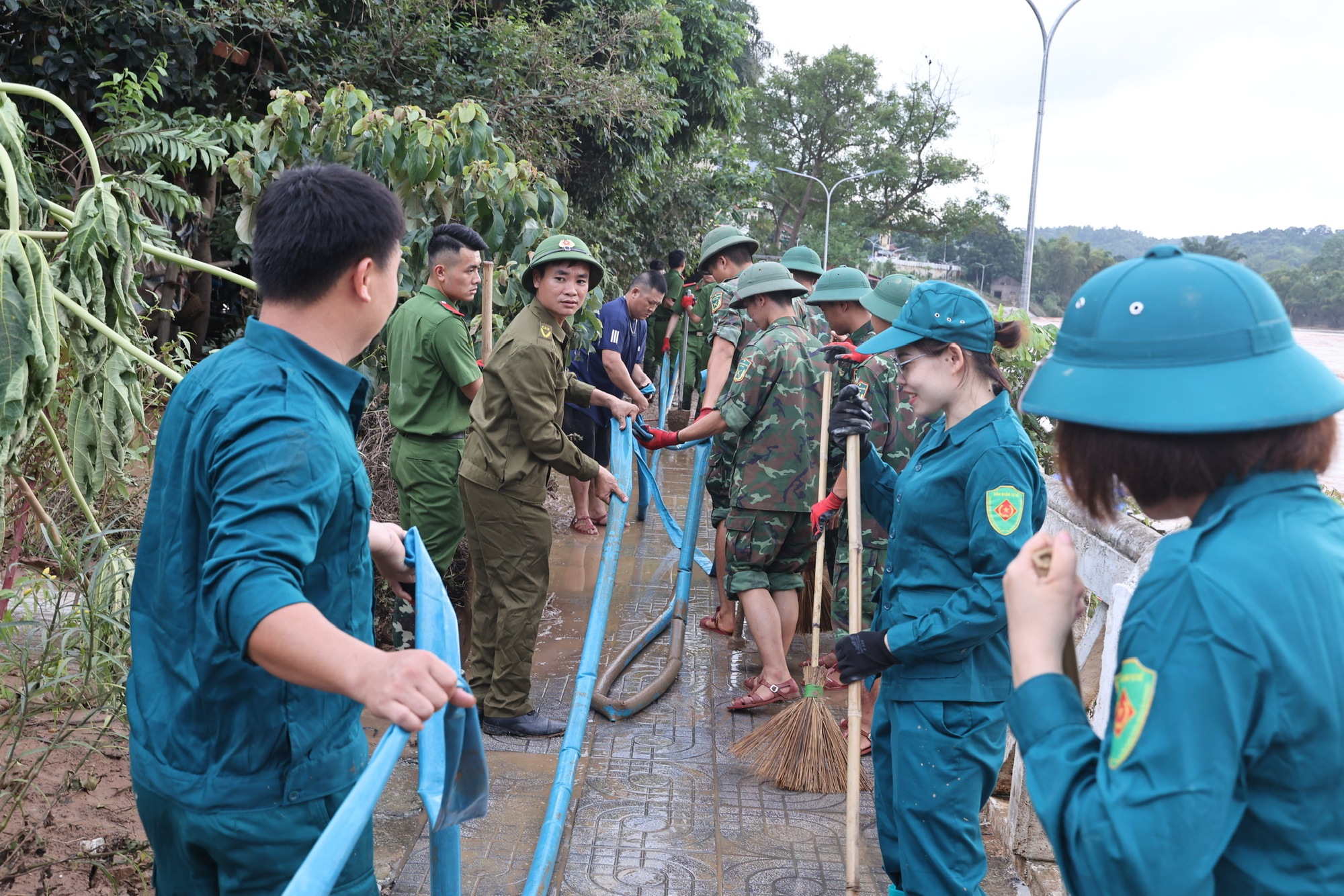 Chùm ảnh: Quân dân Lạng Sơn chung vai sát cánh khắc phục hậu quả mưa lũ- Ảnh 6.