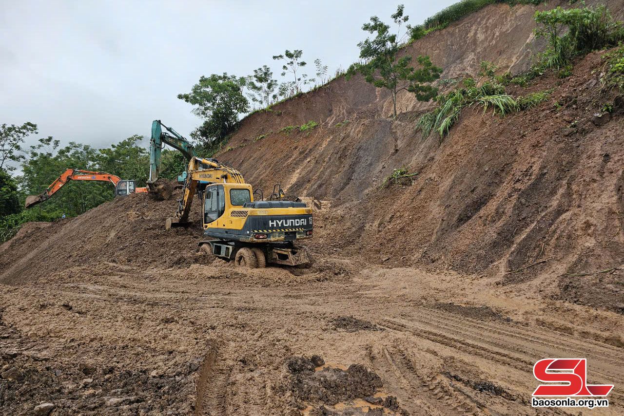 Sơn La: Nỗ lực khắc phục sự cố, bảo đảm thông suốt trên các tuyến đường- Ảnh 3.