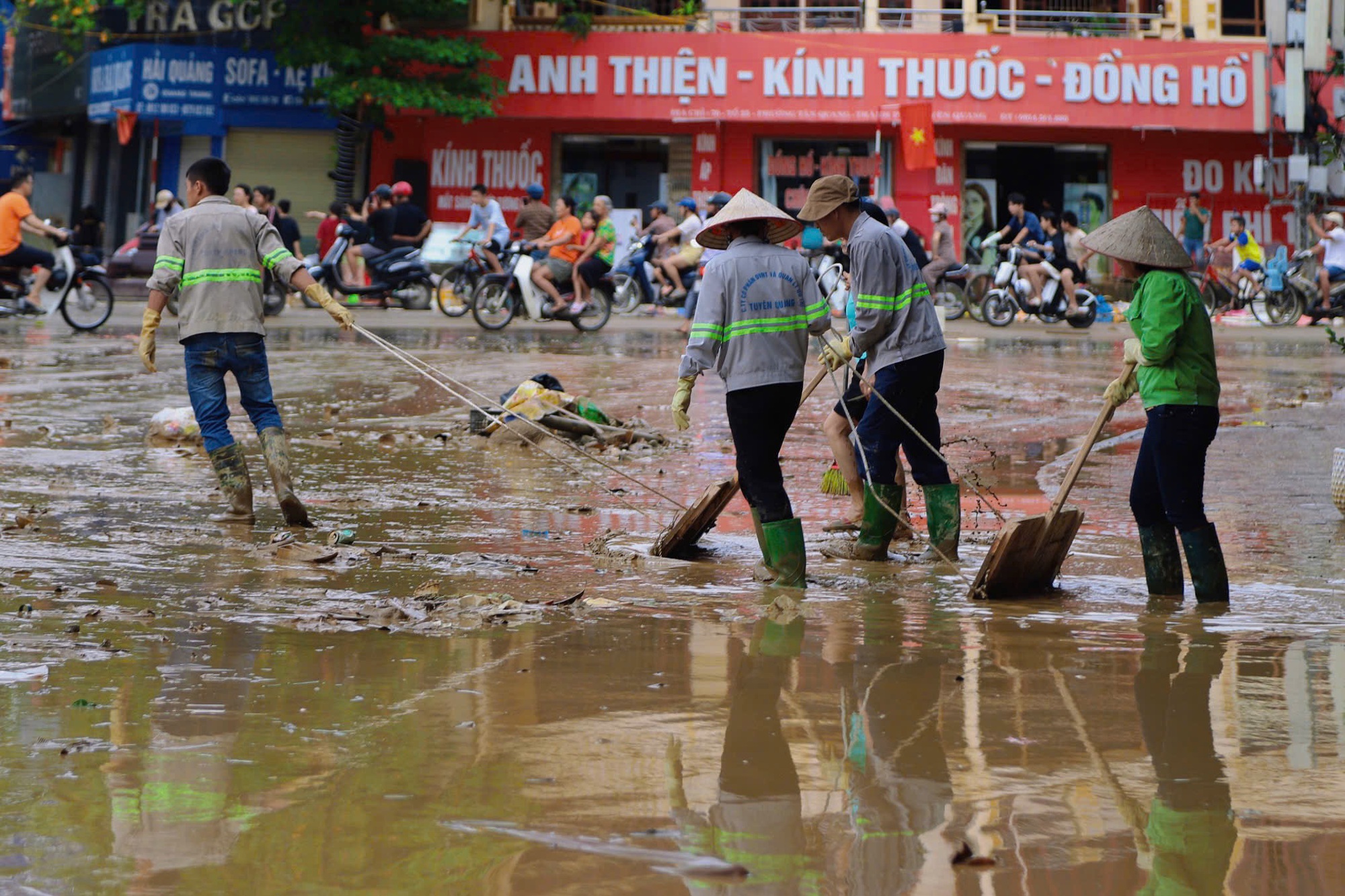 Người dân Tuyên Quang nỗ lực vượt qua cơn lũ dữ- Ảnh 8.