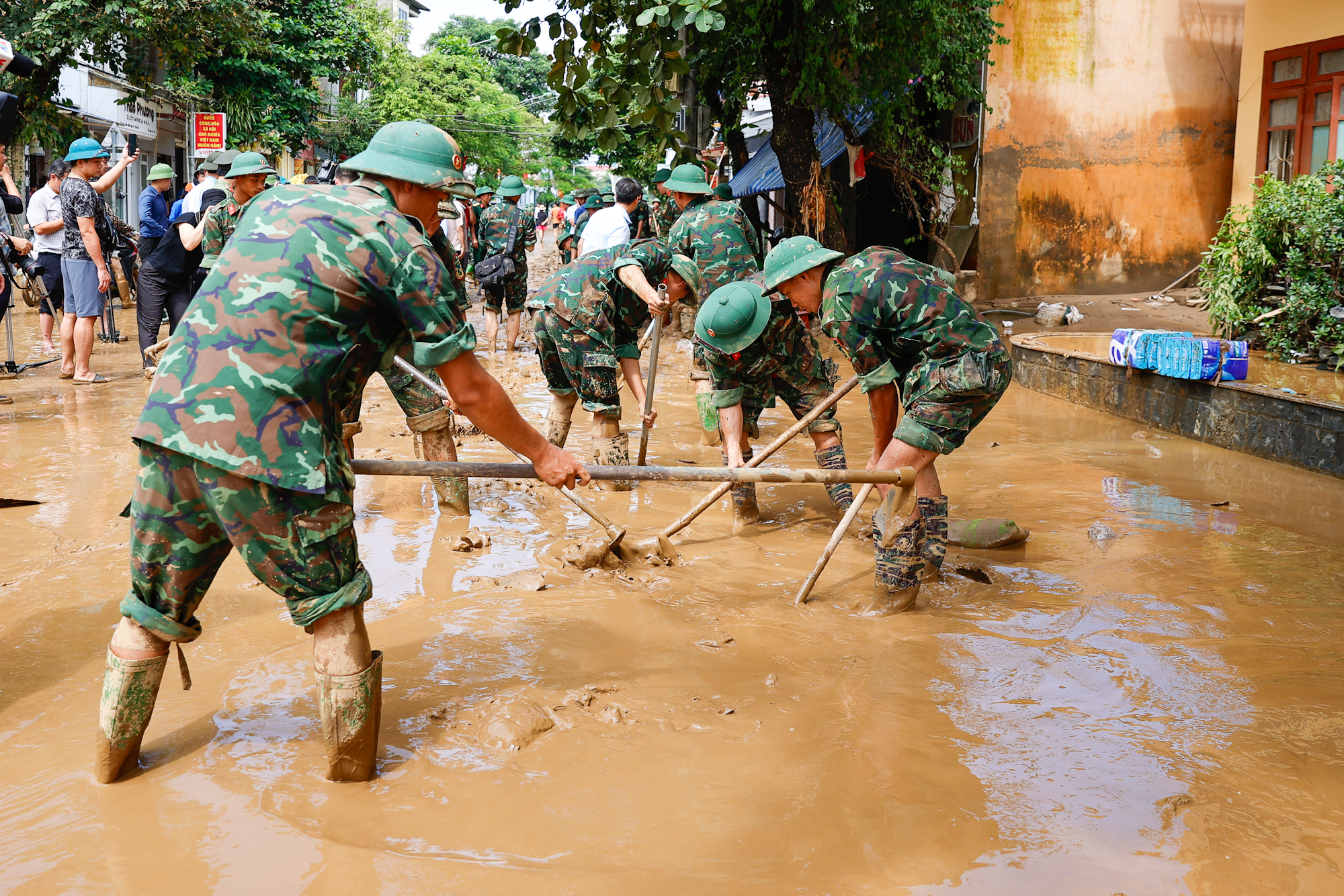 Thủ tướng Phạm Minh Chính tới Yên Bái chỉ đạo ứng phó, khắc phục hậu quả mưa lũ, thiên tai- Ảnh 10.