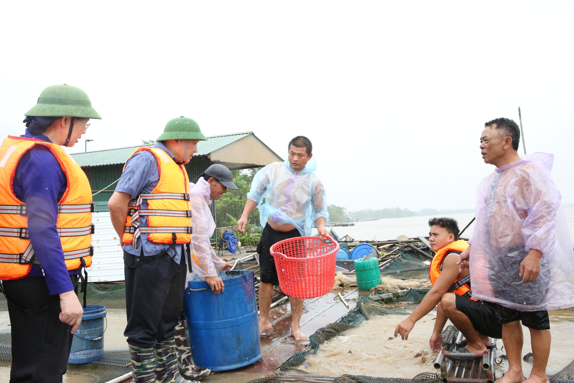 Phó Thủ tướng Thường trực Nguyễn Hòa Bình thị sát, kiểm tra công tác phòng, chống lũ tại Hà Nam- Ảnh 3.