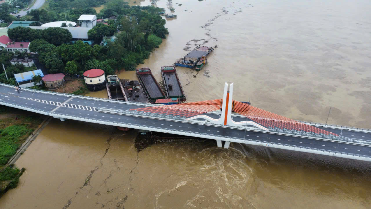 Nước lũ lên cao, đóng luồng cấm tàu thuyền qua 7 cầu tại Hải Dương, Hải Phòng và Quảng Ninh- Ảnh 1.