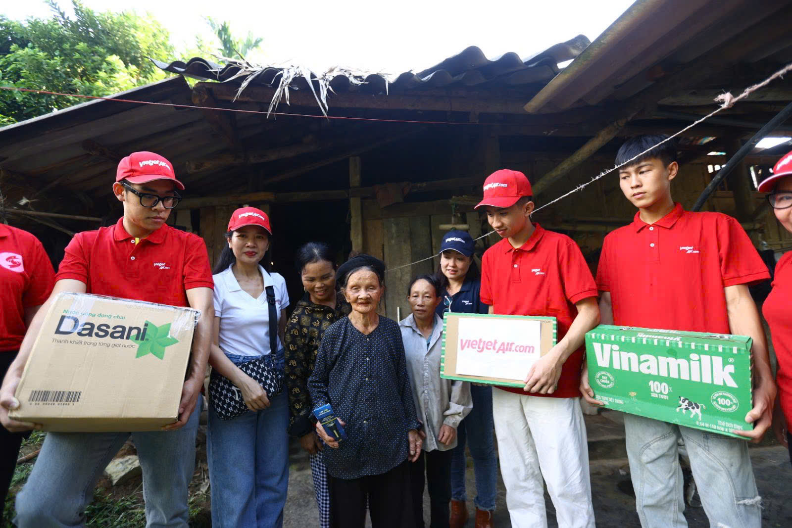 Vietjet đến với đồng bào vùng bão lũ- Ảnh 3.