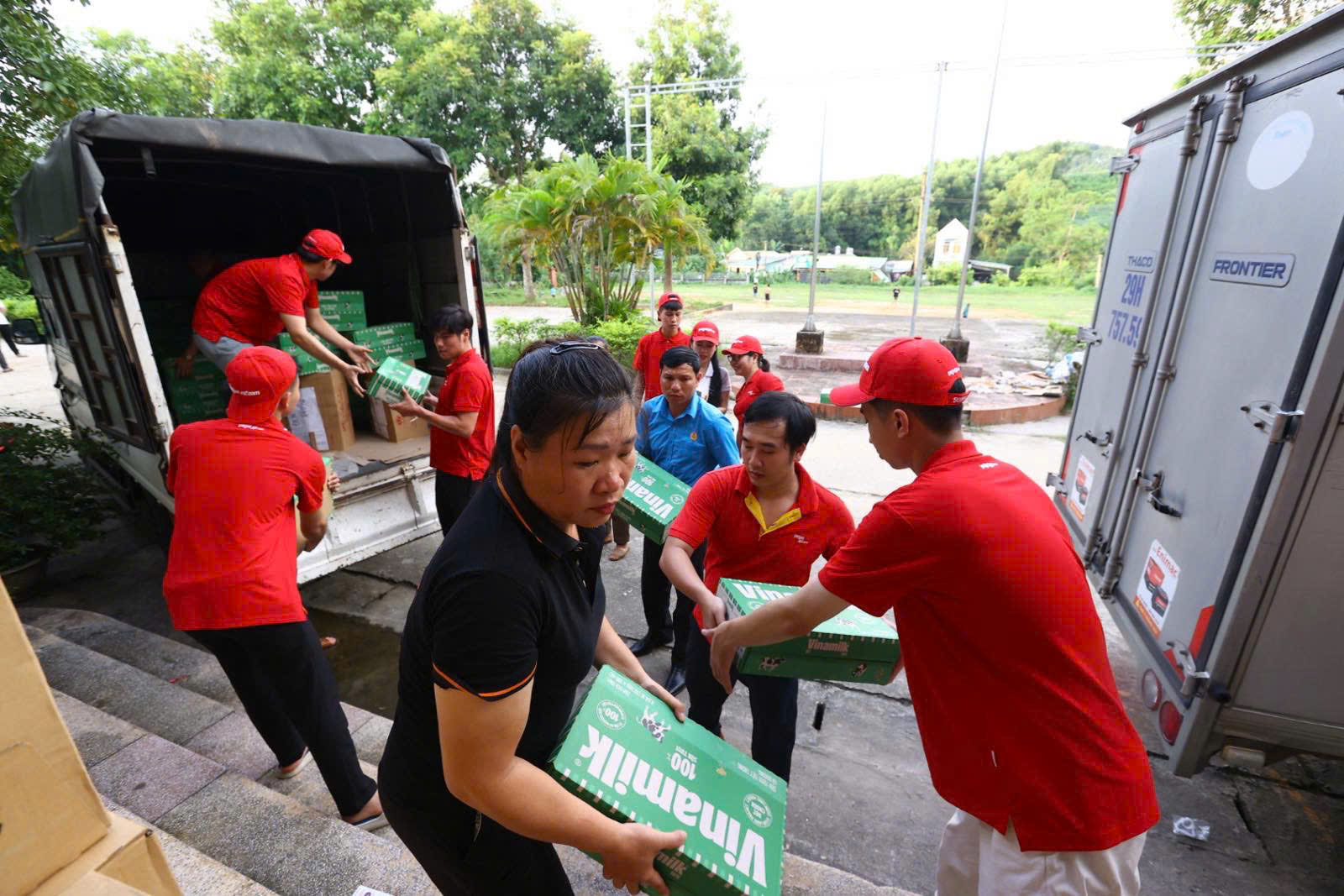 Vietjet đến với đồng bào vùng bão lũ- Ảnh 2.