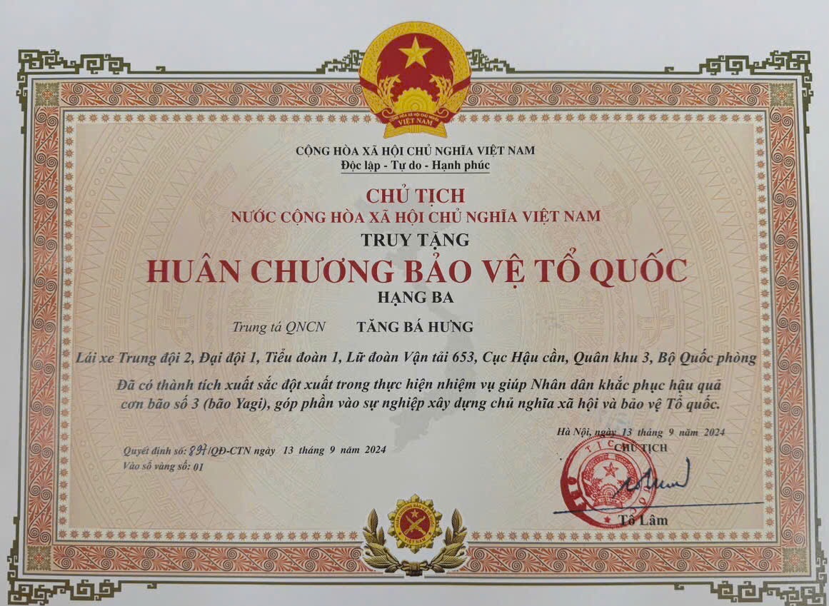 Truy tặng Huân chương bảo vệ Tổ quốc cho Trung tá hy sinh khi giúp dân khắc phục bão- Ảnh 1.