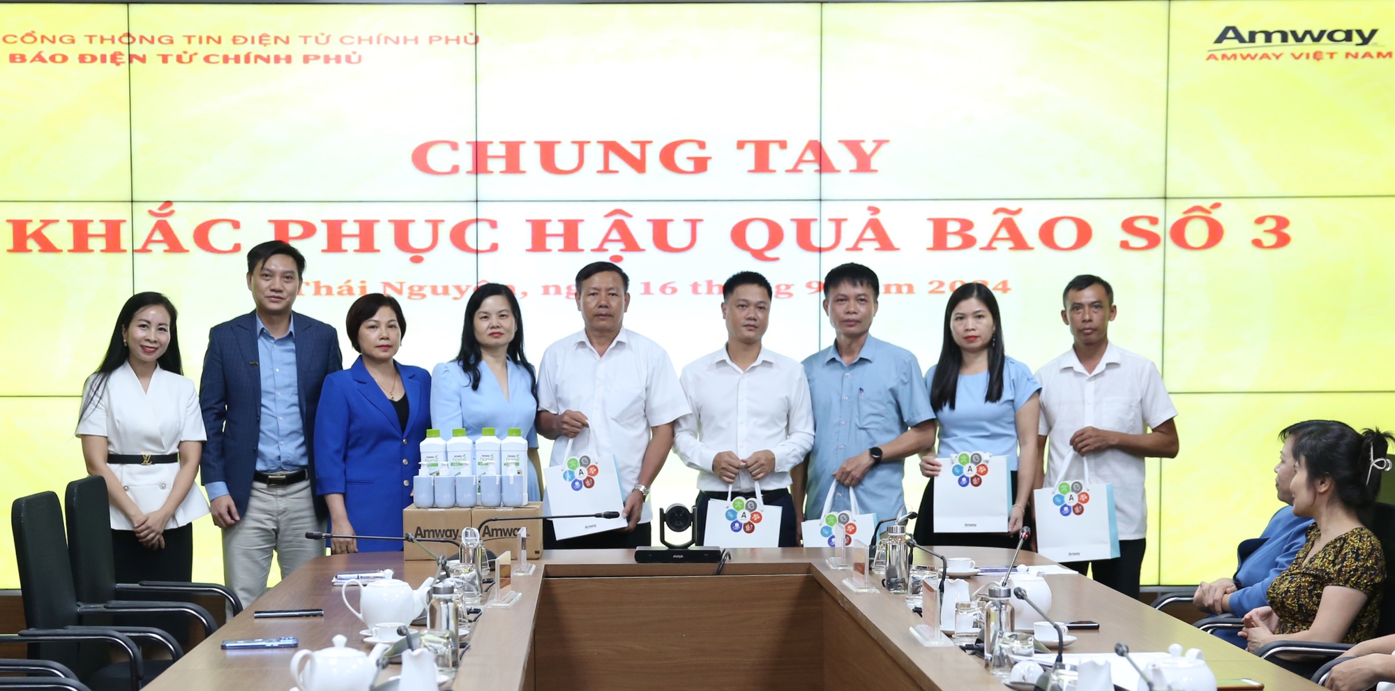 Báo điện tử Chính phủ cùng Amway Việt Nam chung tay khắc phục hậu quả bão số 3 tại Thái Nguyên- Ảnh 2.