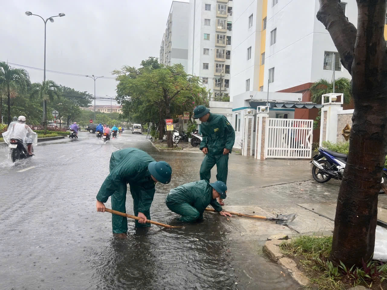 Người dân Đà Nẵng ứng phó bão số 4- Ảnh 10.