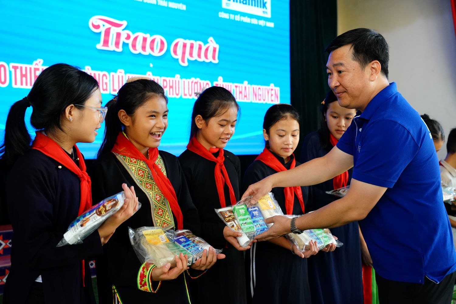 Vinamilk cùng trẻ em vùng khó khăn, sau bão lũ đón Trung thu- Ảnh 1.