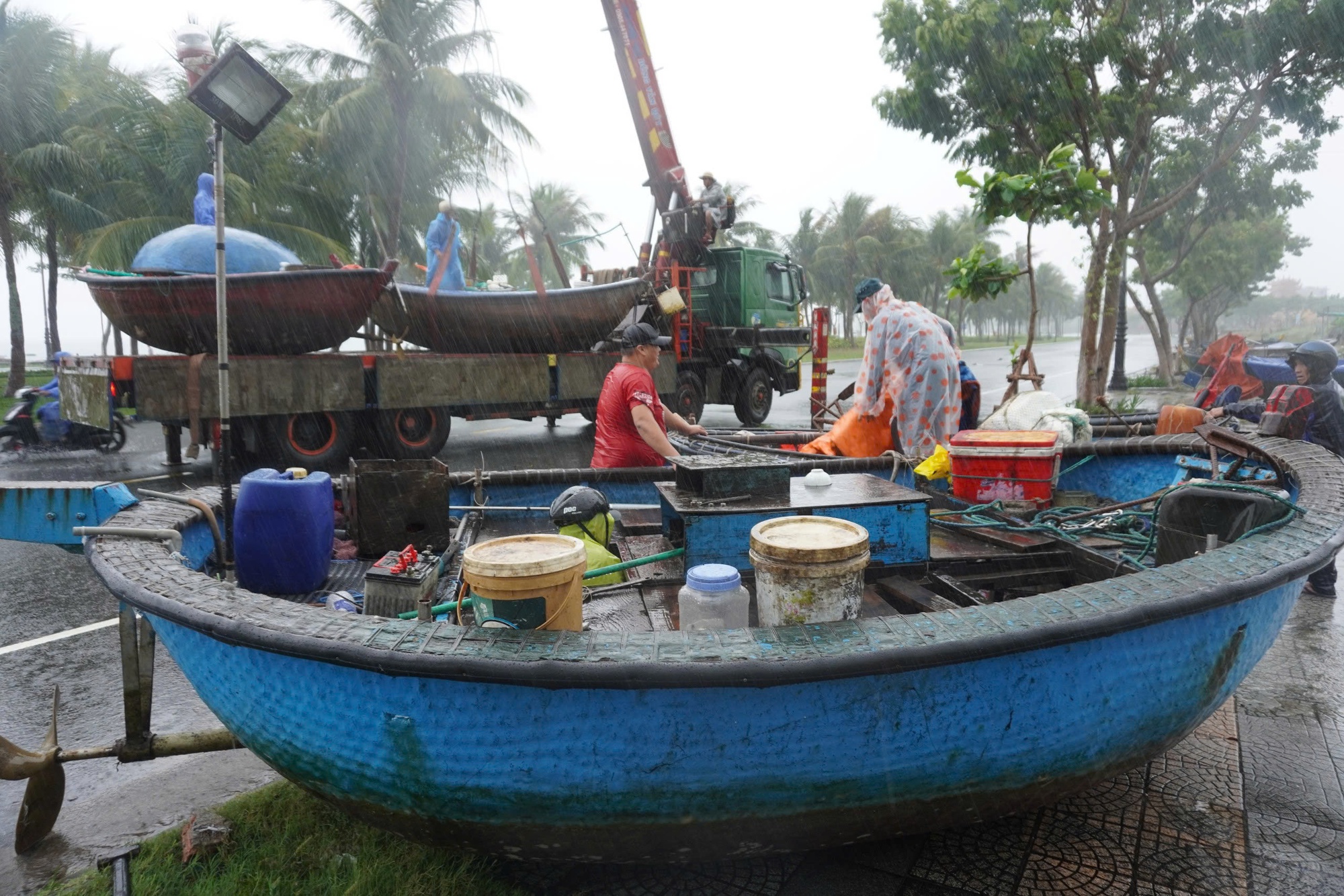 Người dân Đà Nẵng ứng phó bão số 4- Ảnh 1.