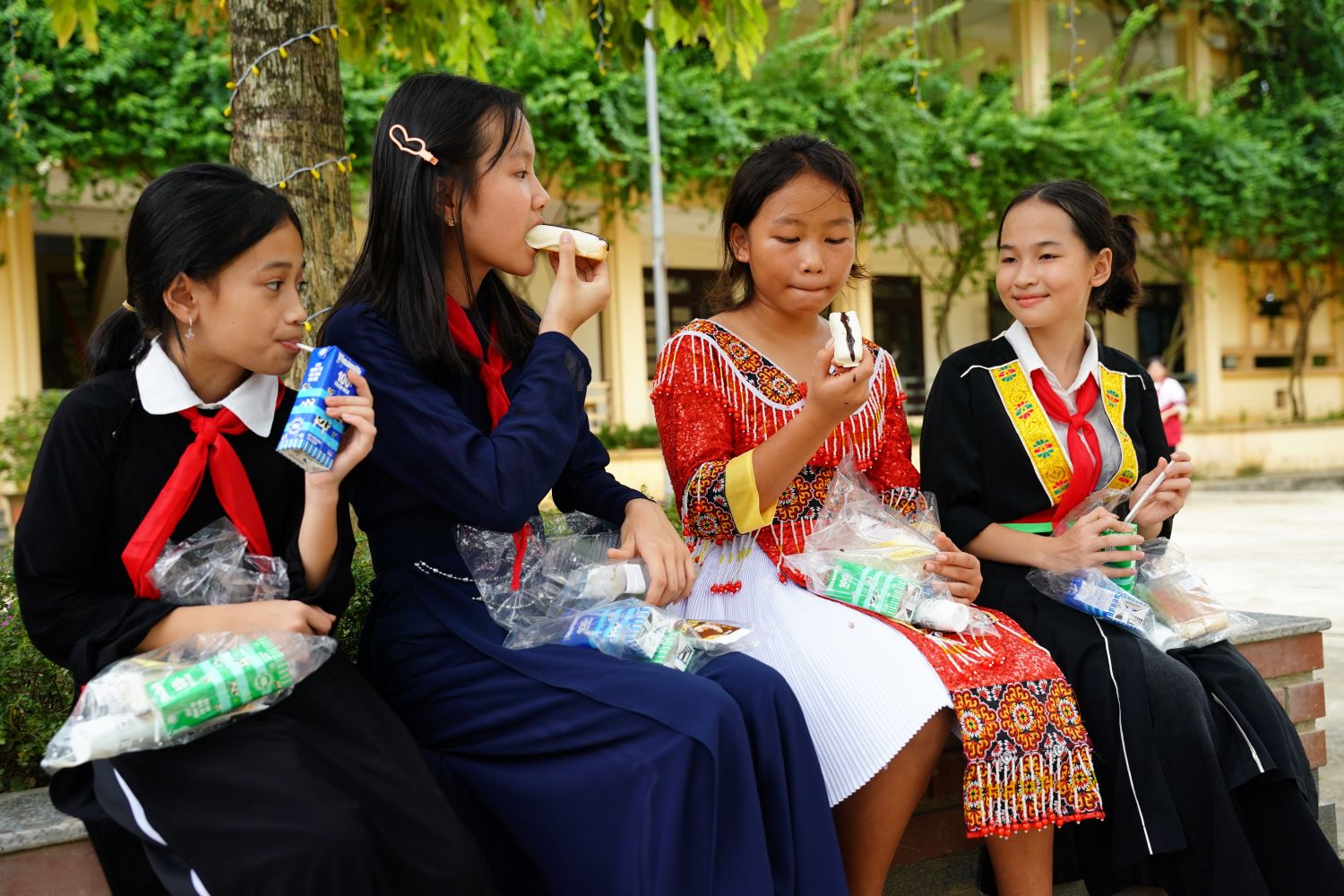 Vinamilk cùng trẻ em vùng khó khăn, sau bão lũ đón Trung thu- Ảnh 2.