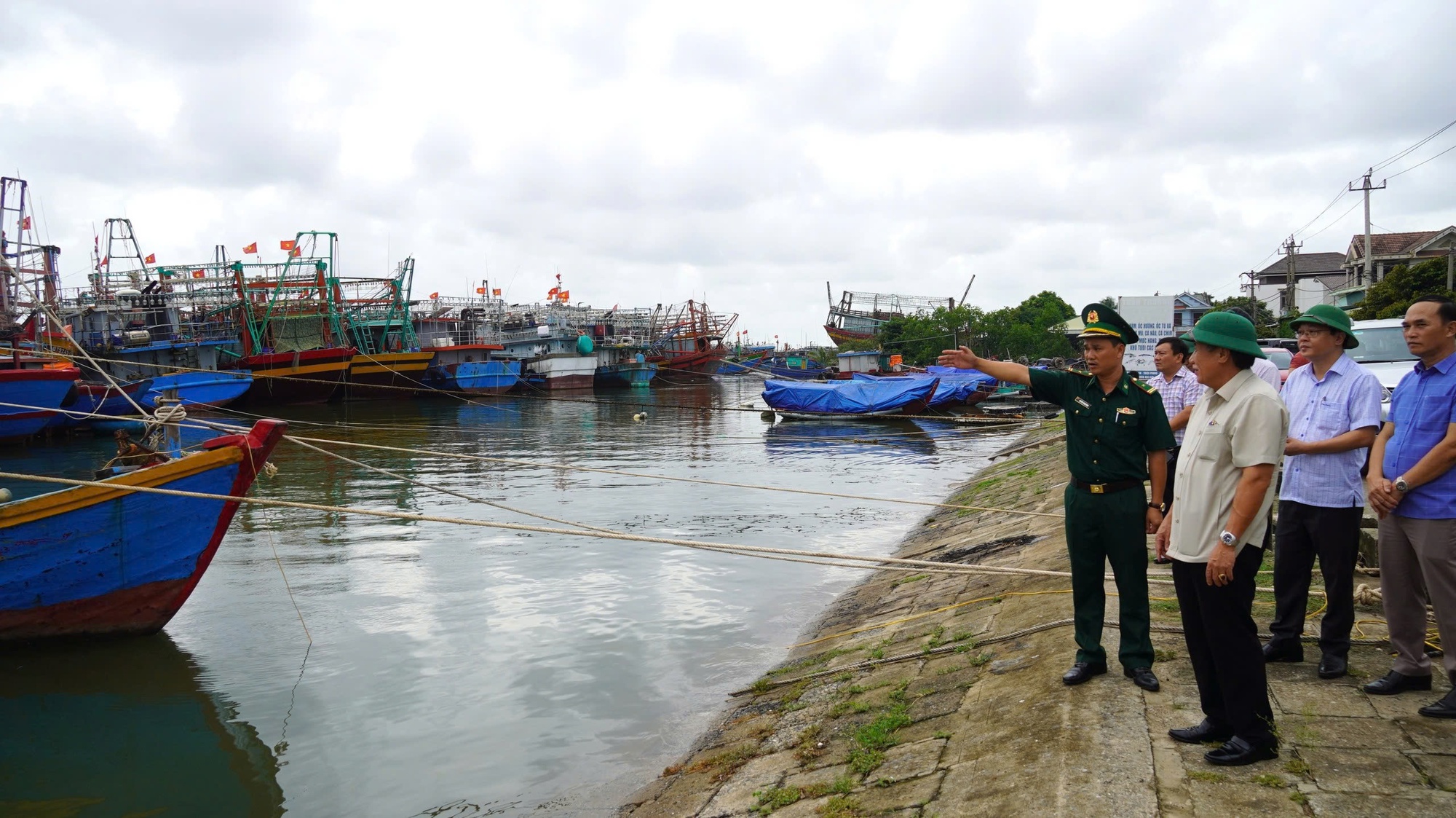 Quảng Trị đôn đốc ứng phó áp thấp nhiệt đới, hỗ trợ người dân chằng chống nhà- Ảnh 1.