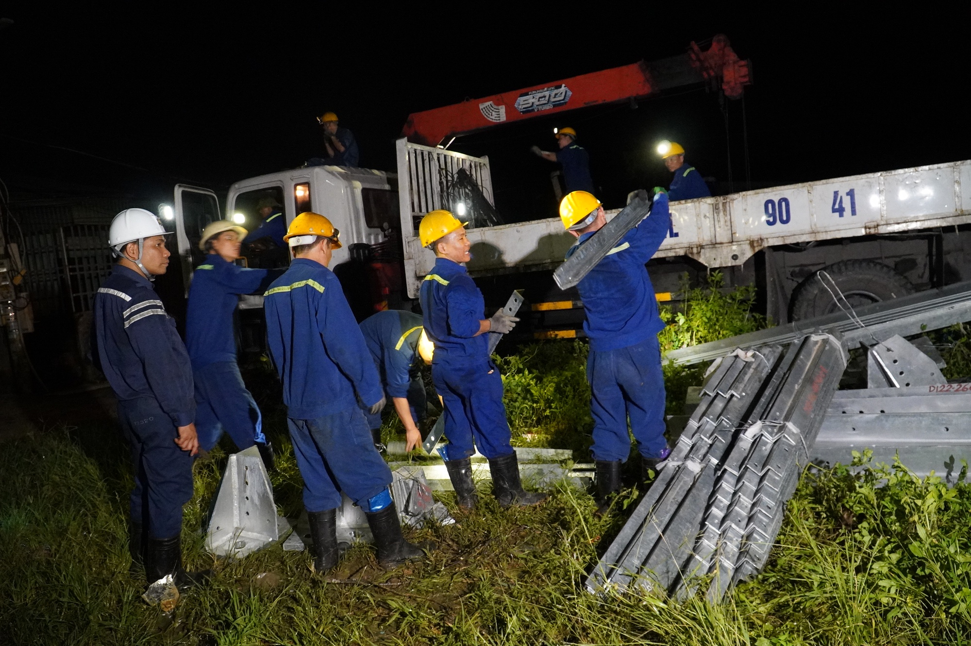 Quảng Ninh: Phấn đấu khôi phục và cấp điện trở lại cho toàn bộ khách hàng trong ngày 20/9- Ảnh 5.