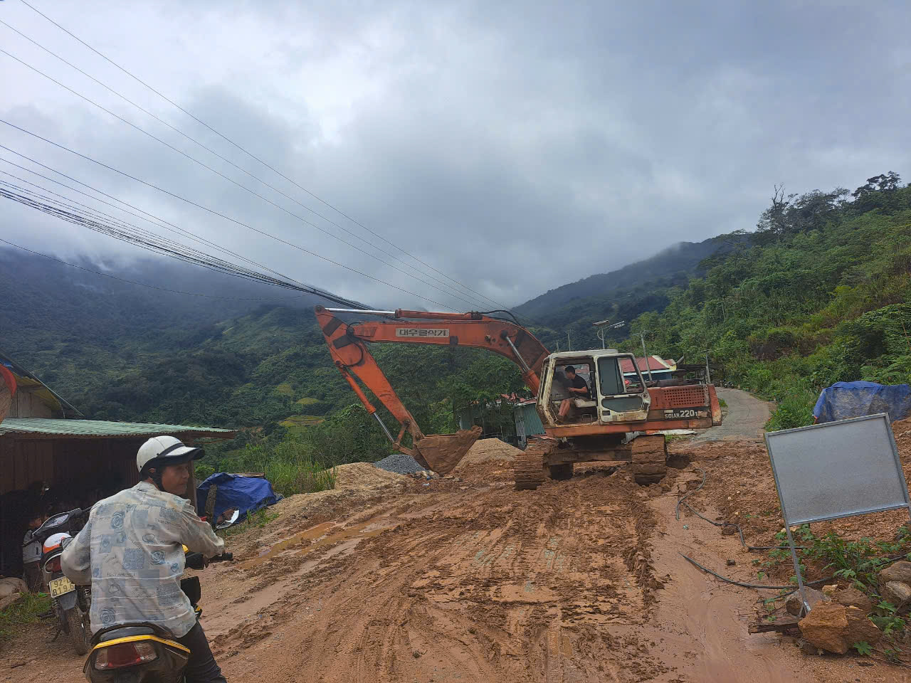 Quảng Nam: Mưa lớn gây sạt lở, di dời khẩn cấp nhiều hộ dân miền núi- Ảnh 4.