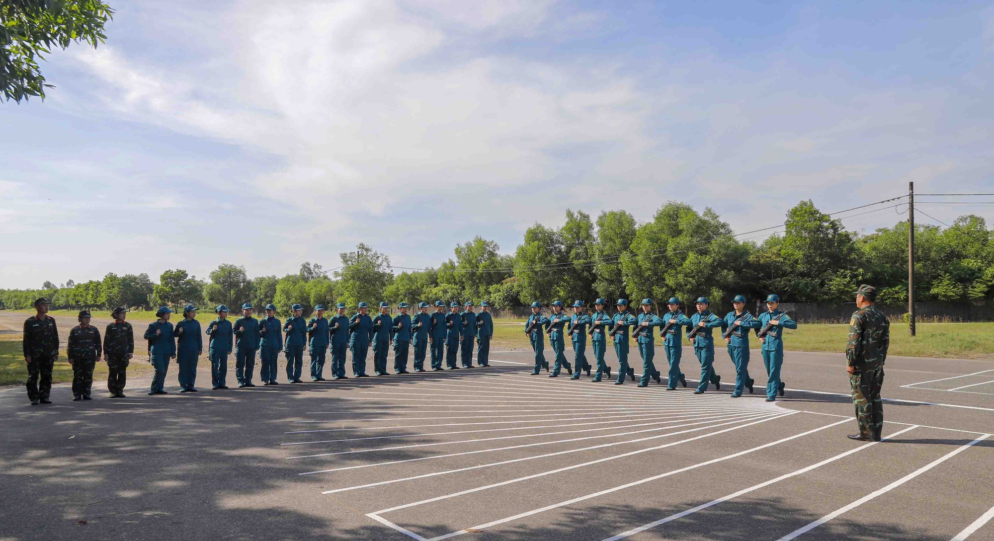 Những 'bóng hồng' kiên trì, nỗ lực trên sân tập điều lệnh- Ảnh 2.