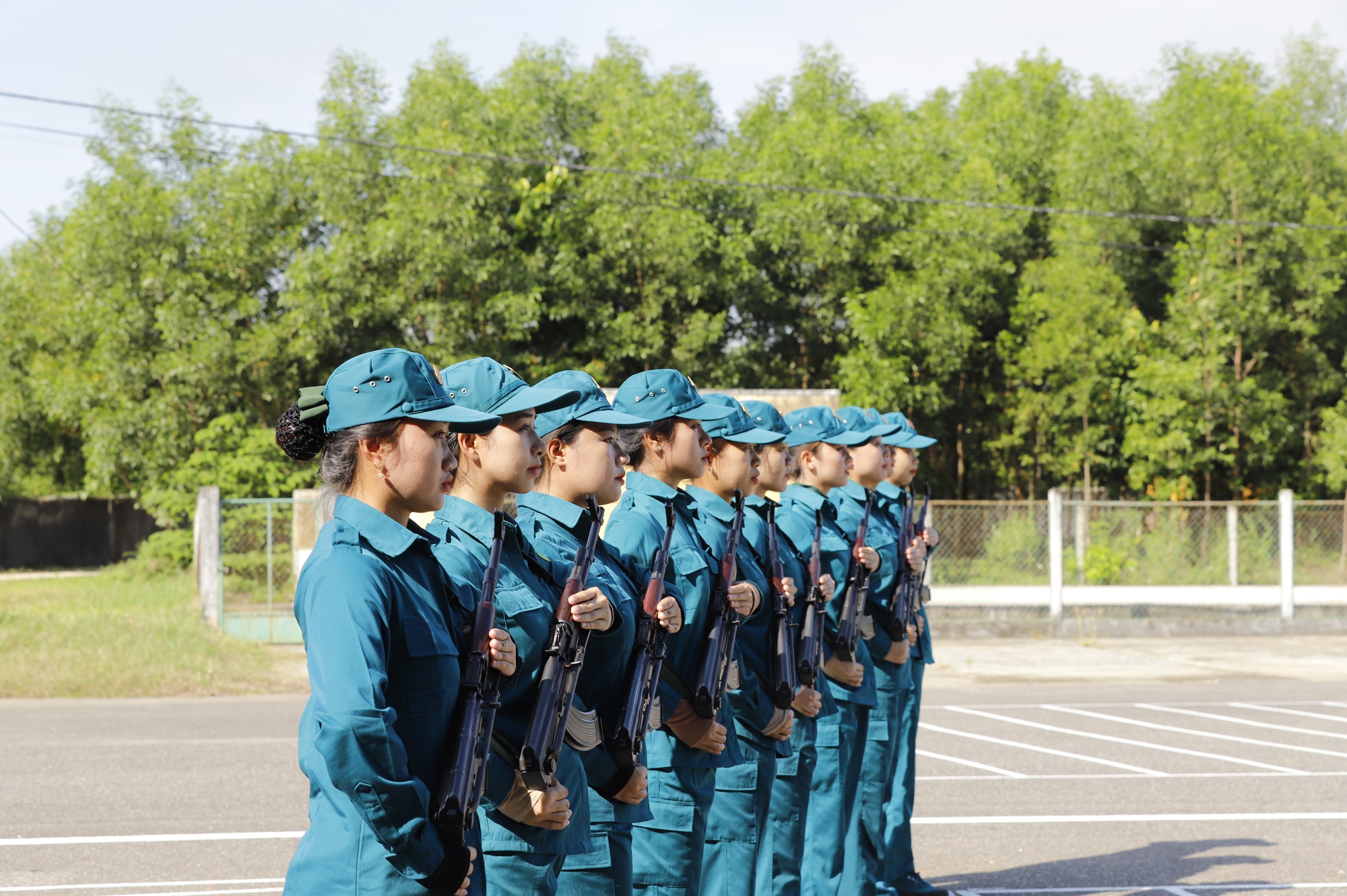 Những 'bóng hồng' kiên trì, nỗ lực trên sân tập điều lệnh- Ảnh 1.