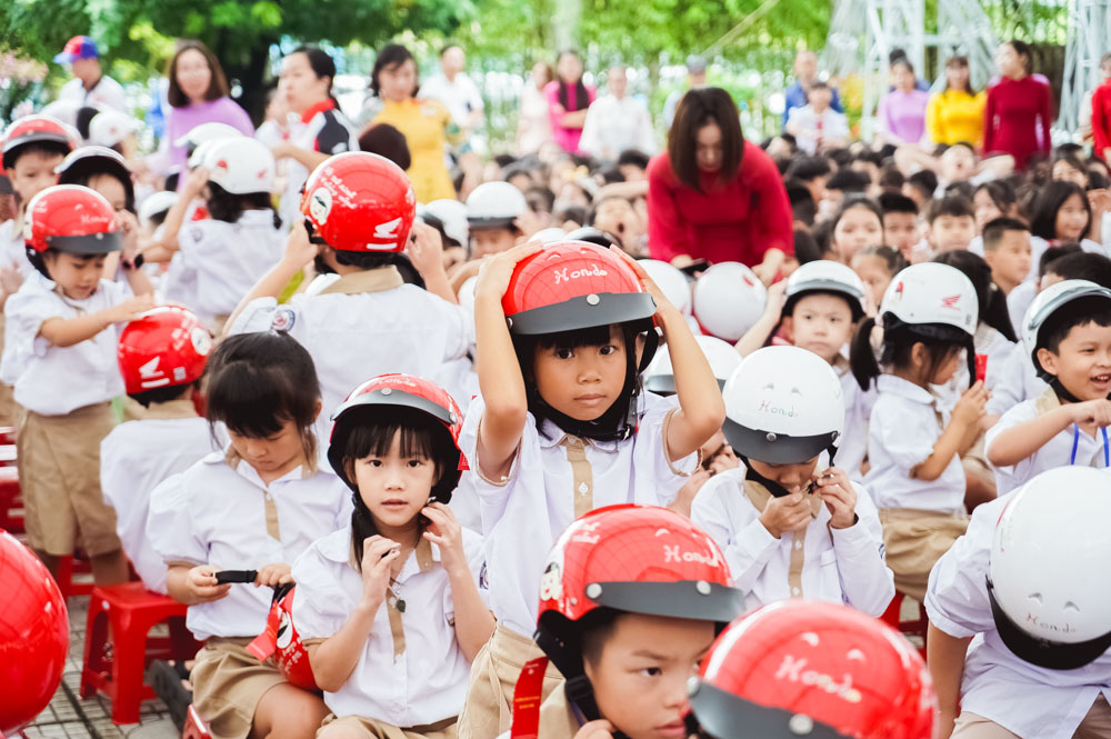 Trao hơn 1,7 triệu mũ bảo hiểm đạt chuẩn cho các em học sinh lớp 1- Ảnh 2.