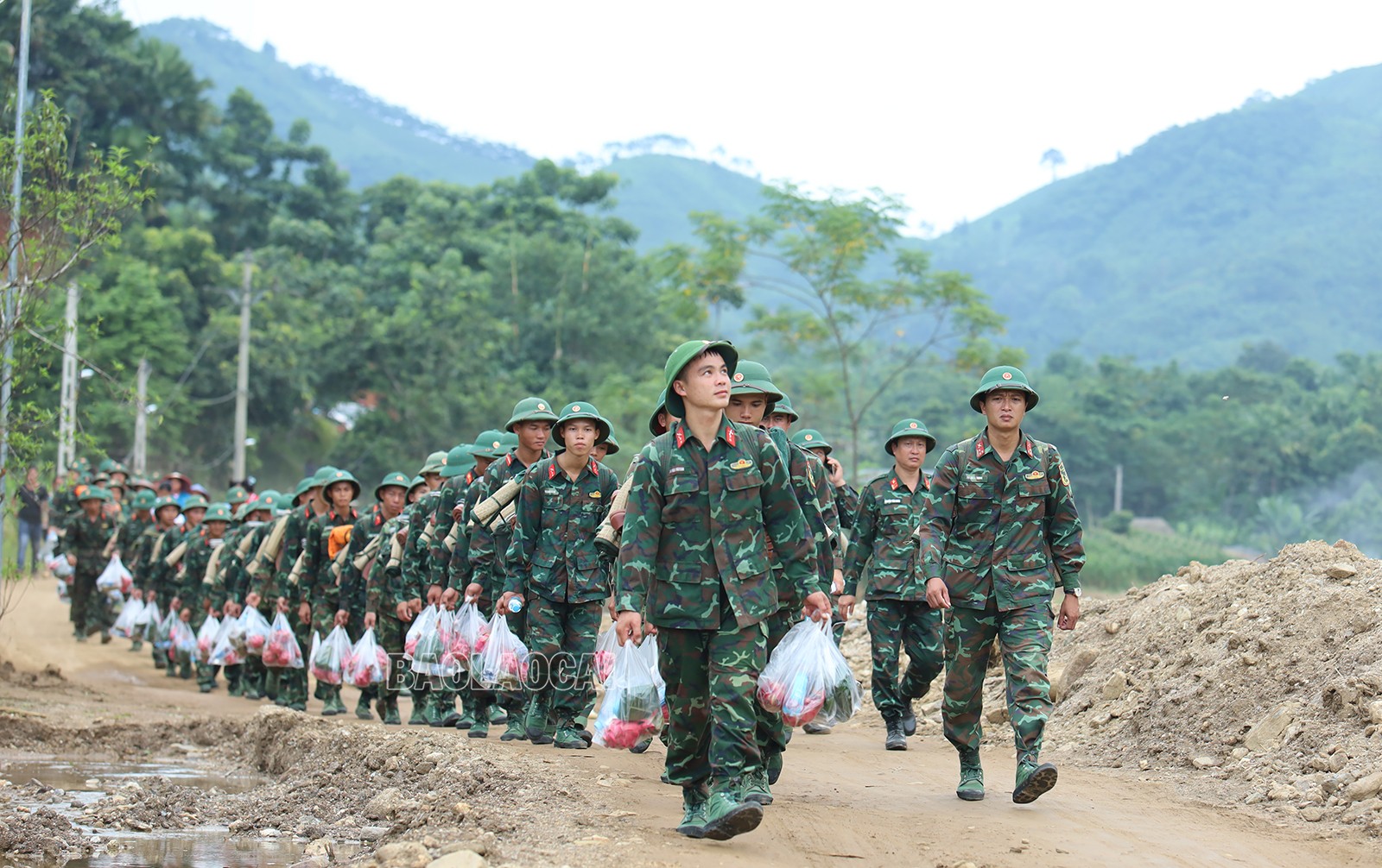 Xúc động ngày chia tay lực lượng quân đội cứu nạn ở Làng Nủ- Ảnh 13.