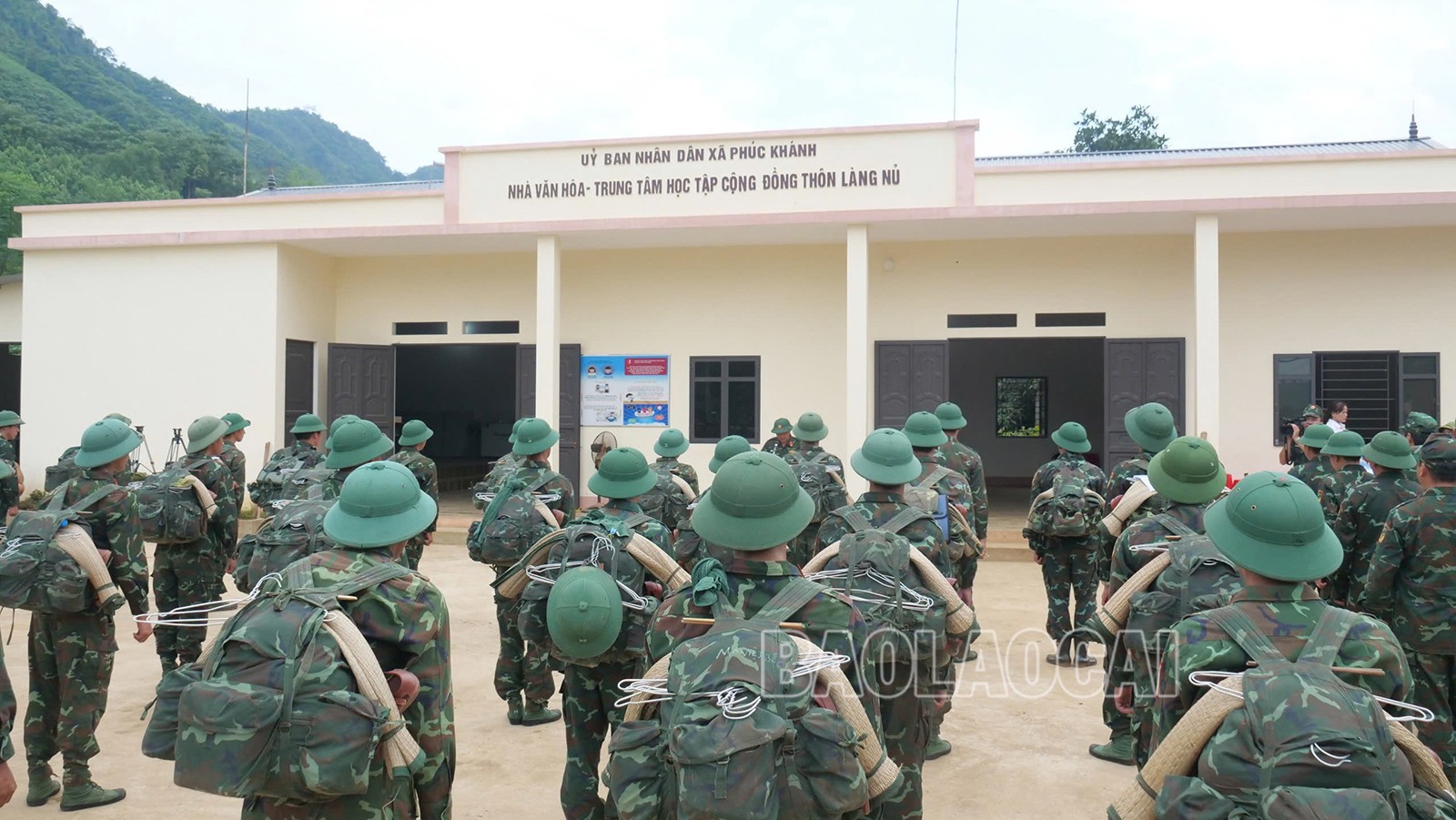 Xúc động ngày chia tay lực lượng quân đội cứu nạn ở Làng Nủ- Ảnh 2.