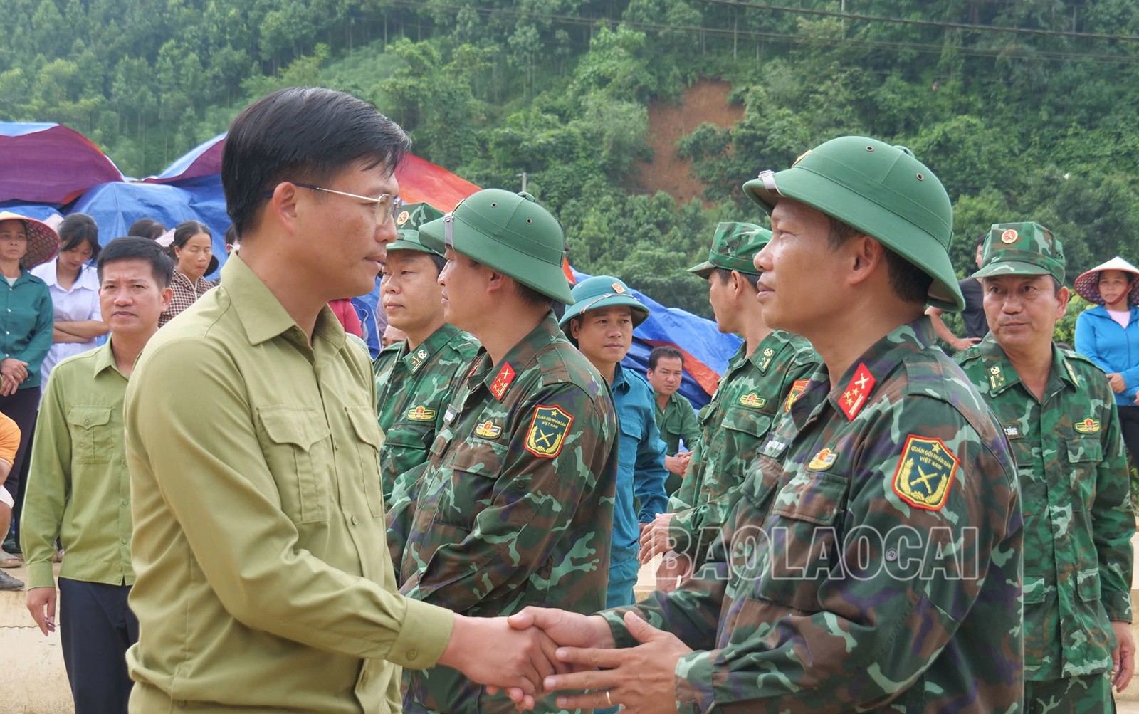 Xúc động ngày chia tay lực lượng quân đội cứu nạn ở Làng Nủ- Ảnh 3.