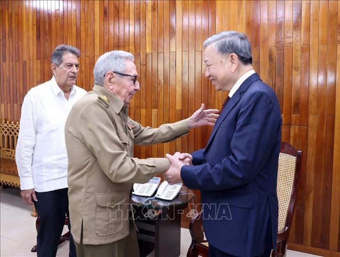 Tổng Bí thư, Chủ tịch nước Tô Lâm chào Lãnh tụ cách mạng Cuba, Đại tướng Raul Castro- Ảnh 1.