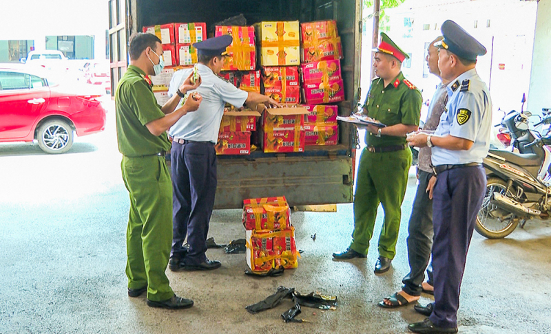 Kiểm tra xe ô tô phát hiện 12.000 bánh trung thu không rõ nguồn gốc- Ảnh 1.