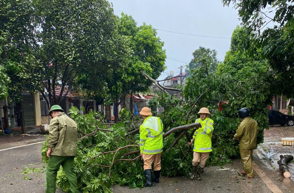 Công an các địa phương căng mình giúp dân trong mưa bão- Ảnh 1.