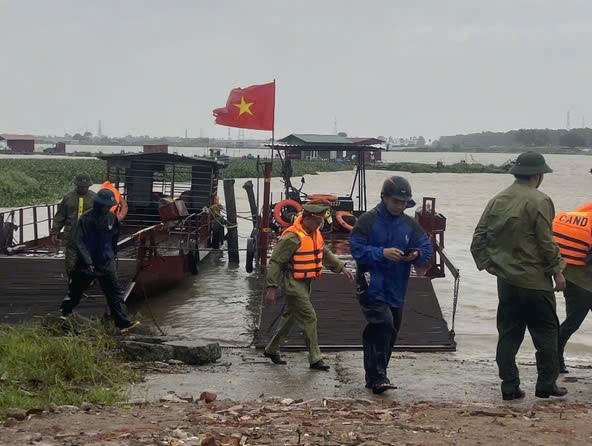 Hải Dương: Các lực lượng chức năng tích cực hỗ trợ người dân chống bão Yagi- Ảnh 1.