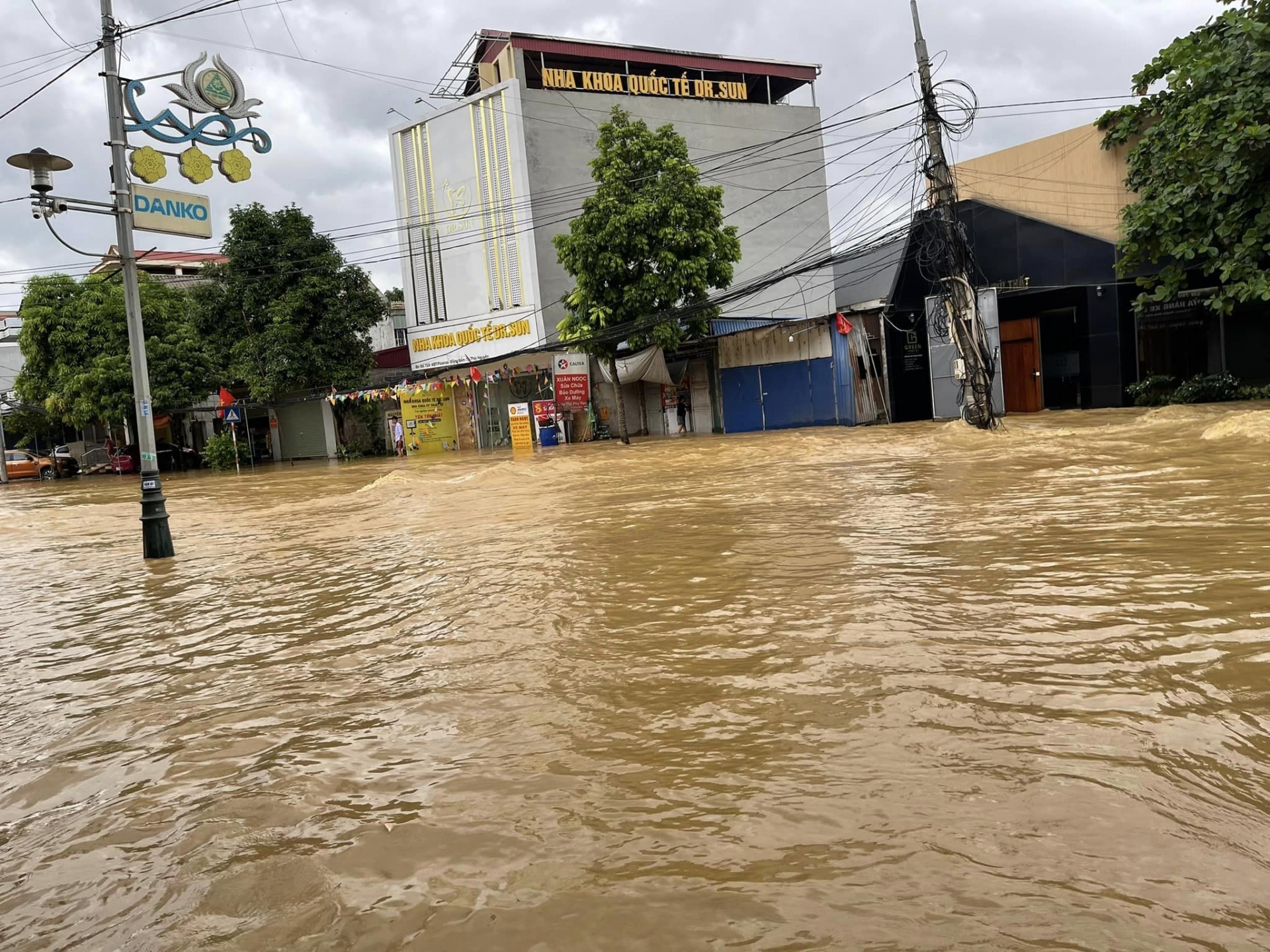 Các địa phương ứng phó mưa lũ do hoàn lưu bão số 3- Ảnh 1.