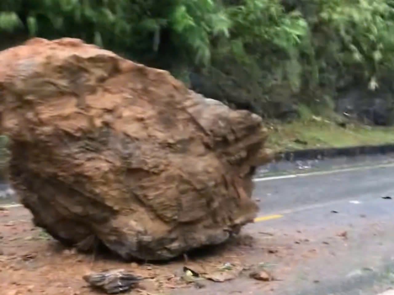 Sạt lở đá gây chia cắt Quốc lộ 3B Bắc Kạn- Ảnh 1.