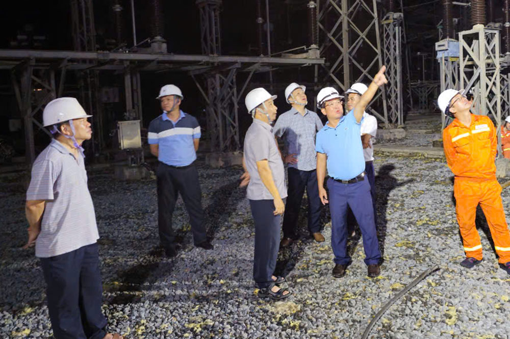 EVNNPT cơ bản hoàn thành khắc phục sự cố lưới điện cao áp- Ảnh 1. EVNNPT cơ bản hoàn thành khắc phục sự cố lưới điện cao áp- Ảnh 1.