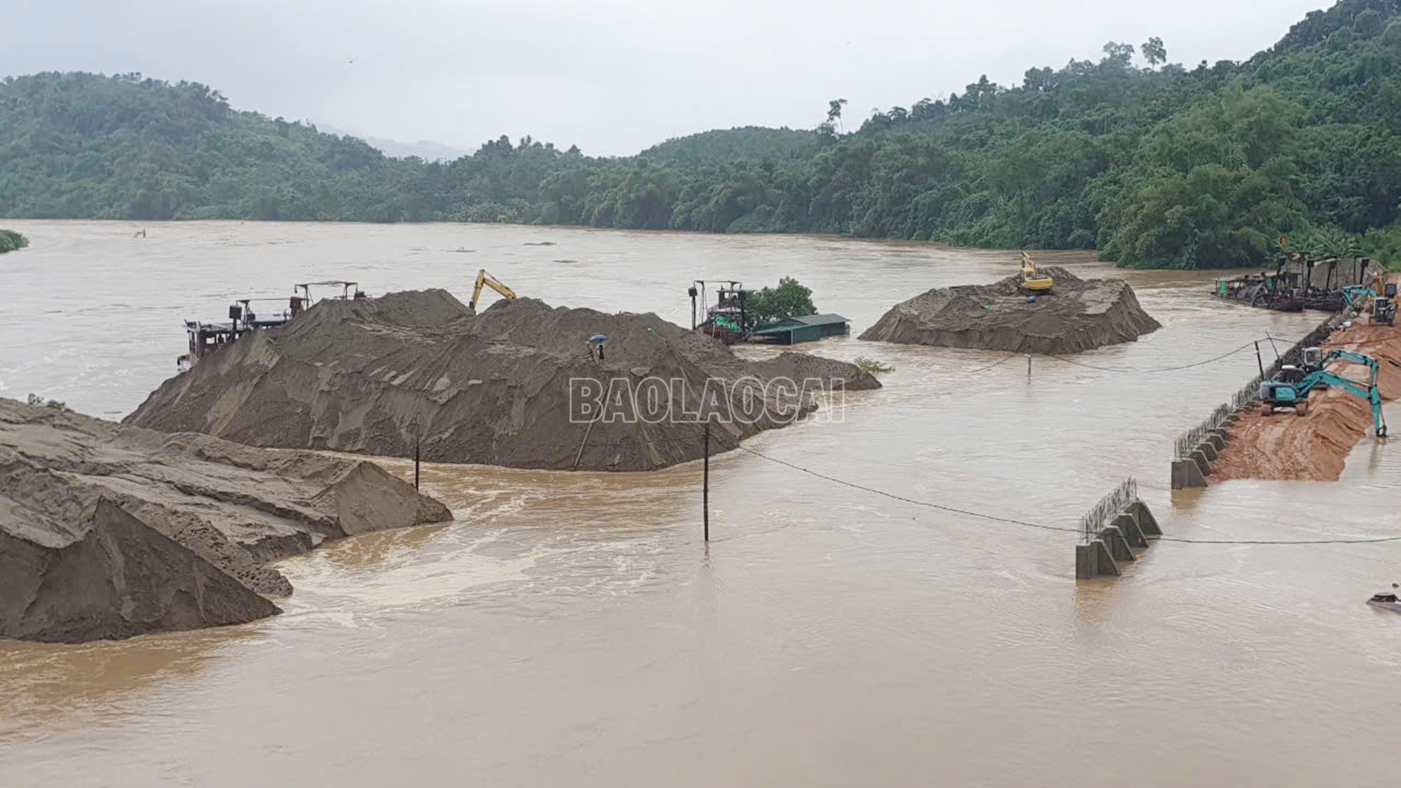 Thành phố Lào Cai khẩn trương di chuyển các hộ dân dọc 2 bên sông Hồng- Ảnh 7.