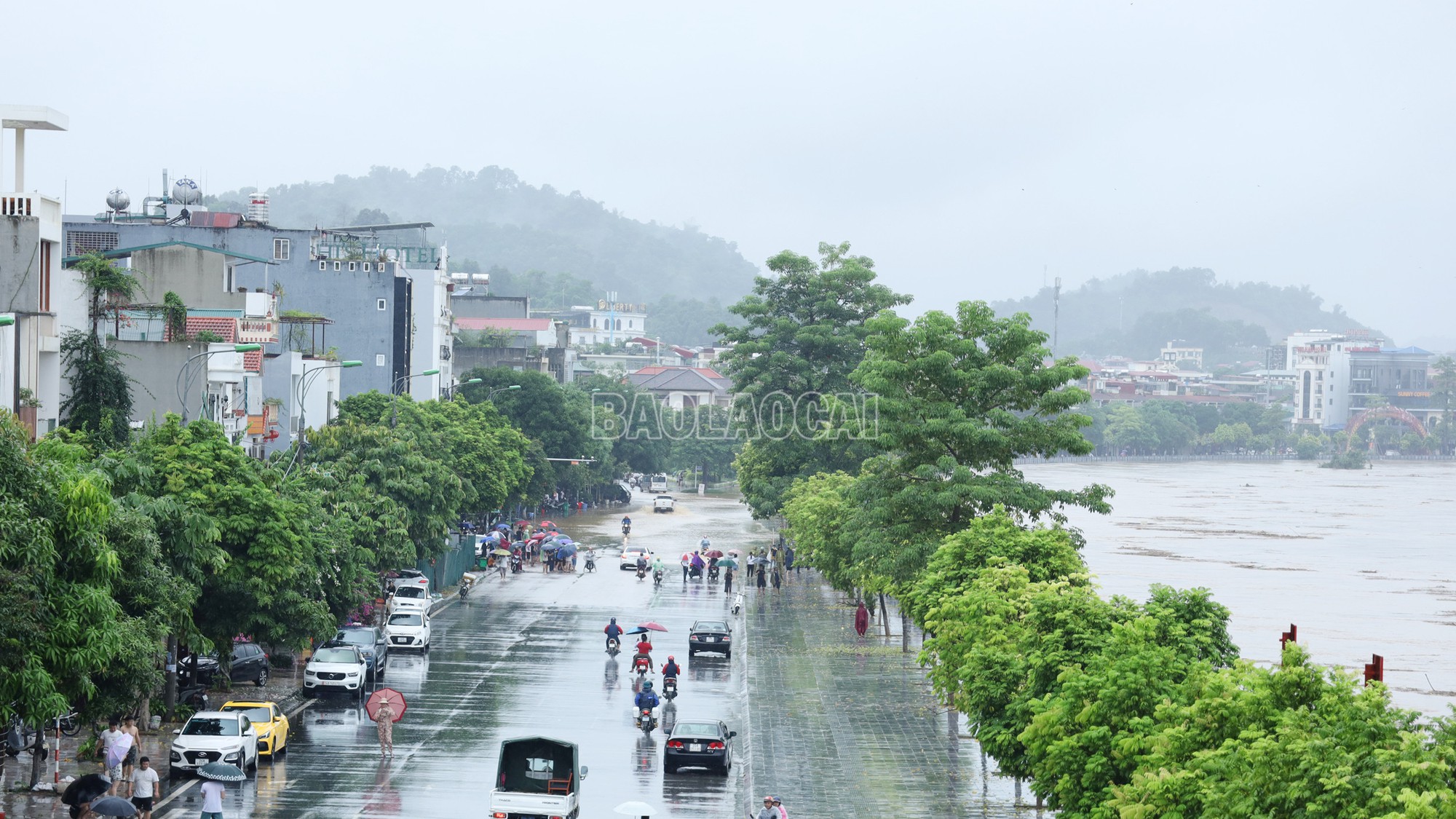 Thành phố Lào Cai khẩn trương di chuyển các hộ dân dọc 2 bên sông Hồng- Ảnh 5.
