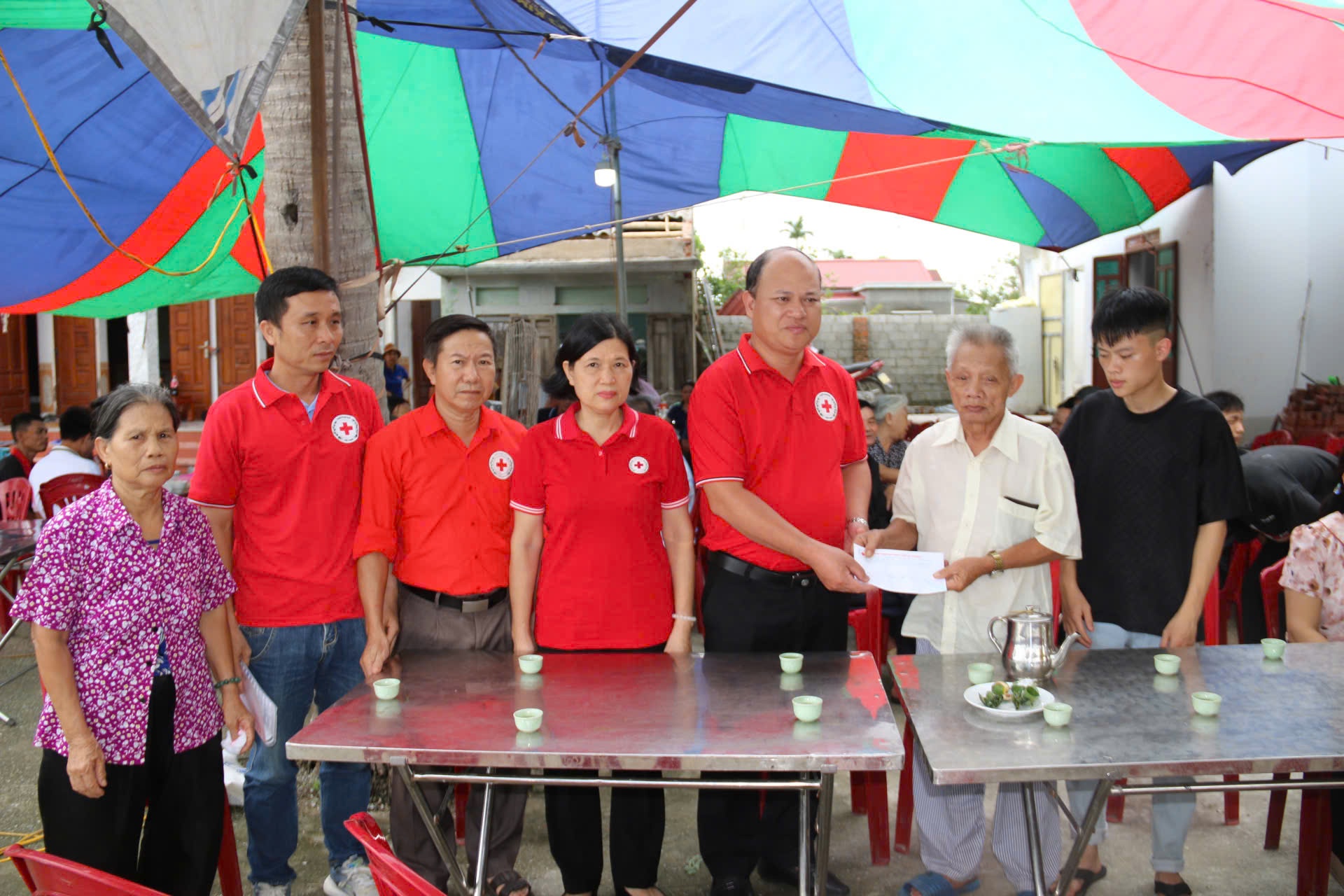 Cứu trợ khẩn cấp cho người dân bị thiệt hại do bão số 3- Ảnh 1. Cứu trợ khẩn cấp cho người dân bị thiệt hại do bão số 3- Ảnh 1.