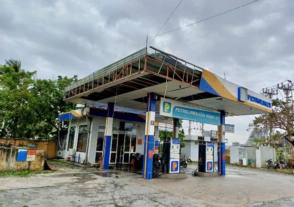 Petrolimex khẩn trương khắc phục thiệt hại, bảo đảm phục vụ người dân sau bão Yagi- Ảnh 5. Petrolimex khẩn trương khắc phục thiệt hại, bảo đảm phục vụ người dân sau bão Yagi- Ảnh 5.
