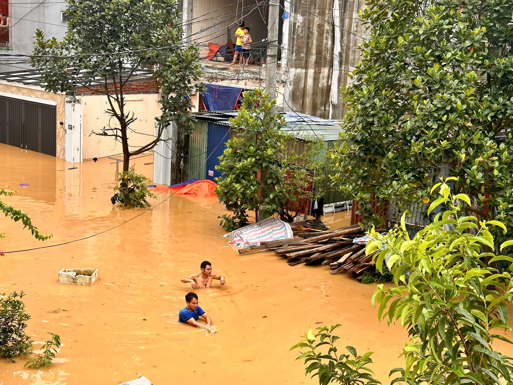 Nước dâng cao, thực hiện '4 tại chỗ' bảo đảm tính mạng cho người dân bị cô lập tại TP. Thái Nguyên- Ảnh 1.