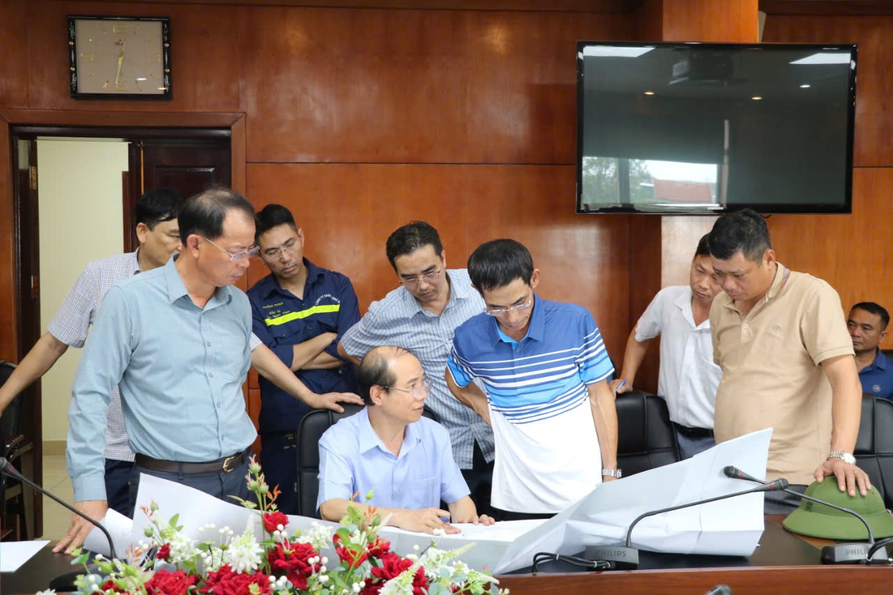 Ngành than khẩn trương ổn định sản xuất sau bão số 3
- Ảnh 1. Ngành than khẩn trương ổn định sản xuất sau bão số 3
- Ảnh 1.