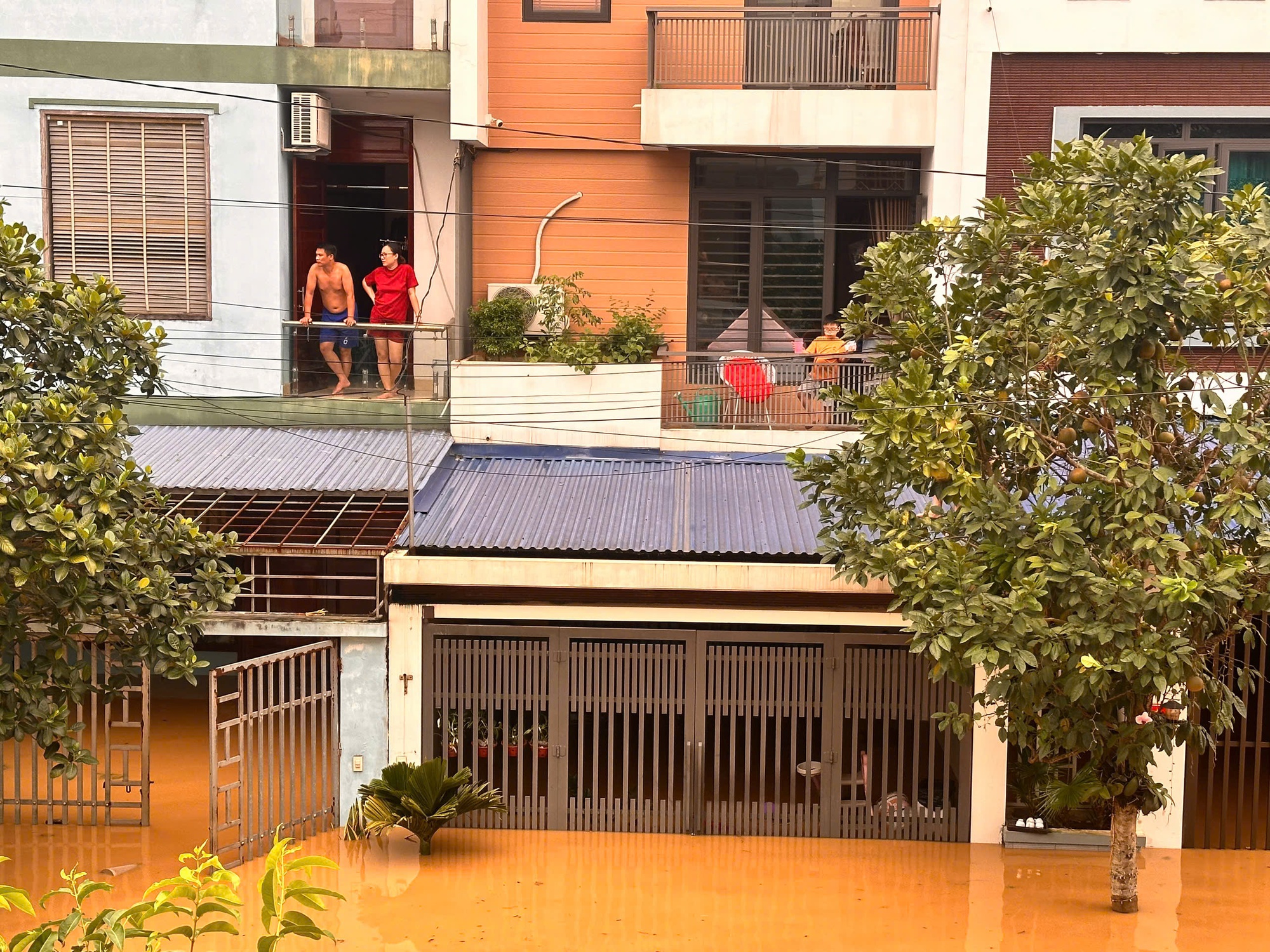 Nước dâng cao, thực hiện '4 tại chỗ' bảo đảm tính mạng cho người dân bị cô lập tại TP. Thái Nguyên- Ảnh 2.