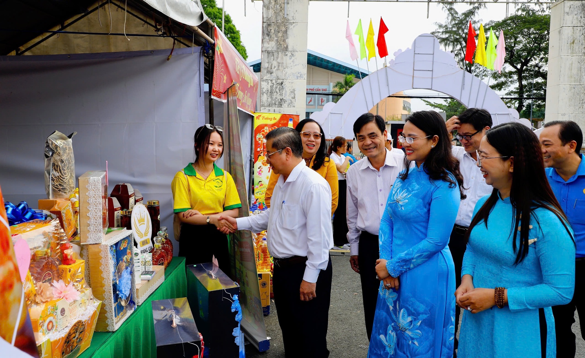 Cần Thơ: Chương trình 'Tết sum vầy - Xuân ơn Đảng' và 'Chợ Tết Công đoàn' năm 2025- Ảnh 2.