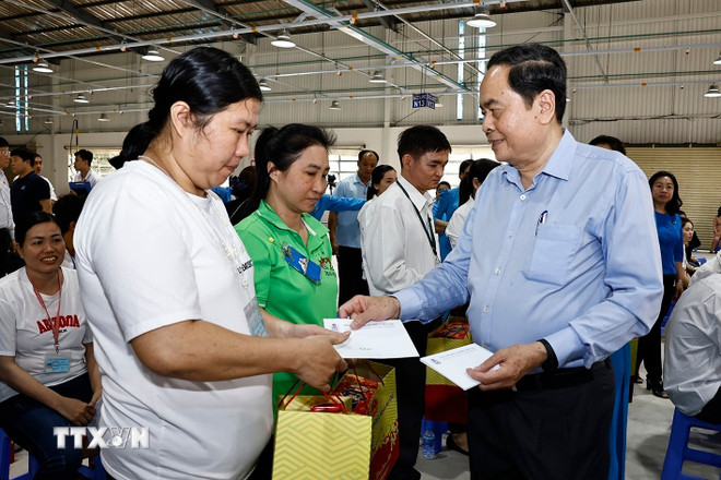 Chủ tịch Quốc hội thăm, tặng quà Tết cho gia đình chính sách, người nghèo, công nhân lao động tại tỉnh Hậu Giang- Ảnh 2.