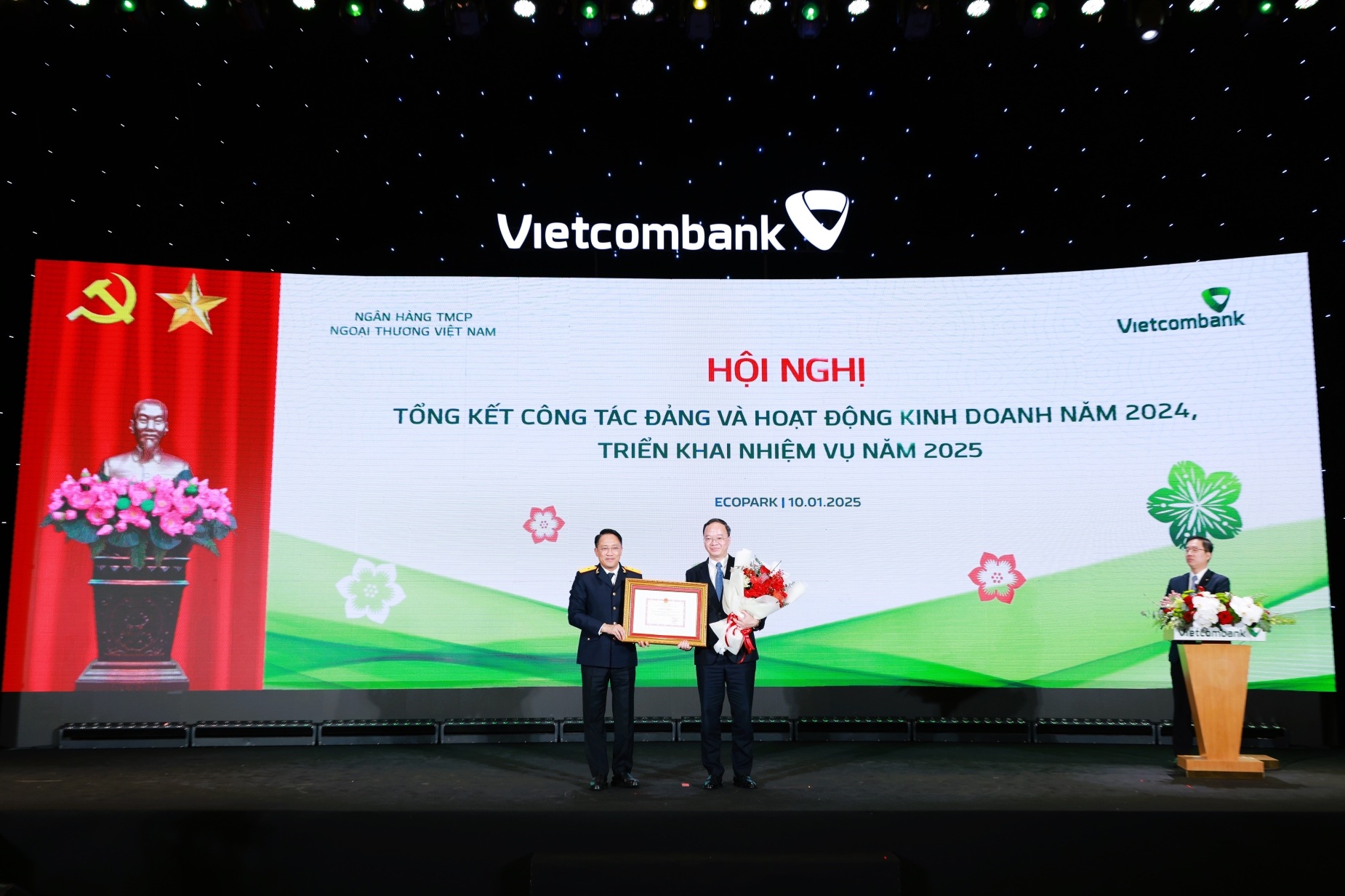 Vietcombank vững thế dẫn đầu, bứt phá với dấu ấn xanh- Ảnh 3.