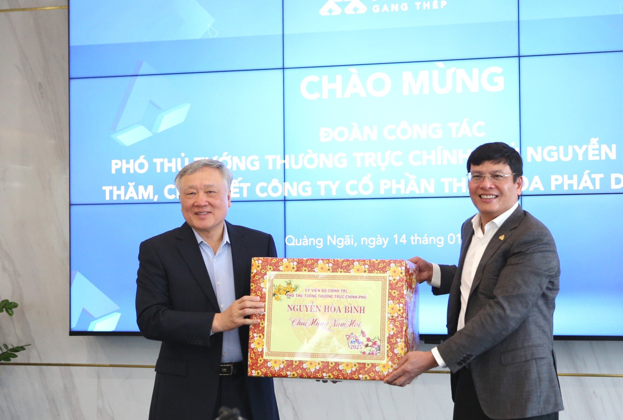 Phó Thủ tướng Thường trực Nguyễn Hòa Bình dự Chương trình Tết sum vầy - Xuân ơn Đảng năm 2025- Ảnh 5.