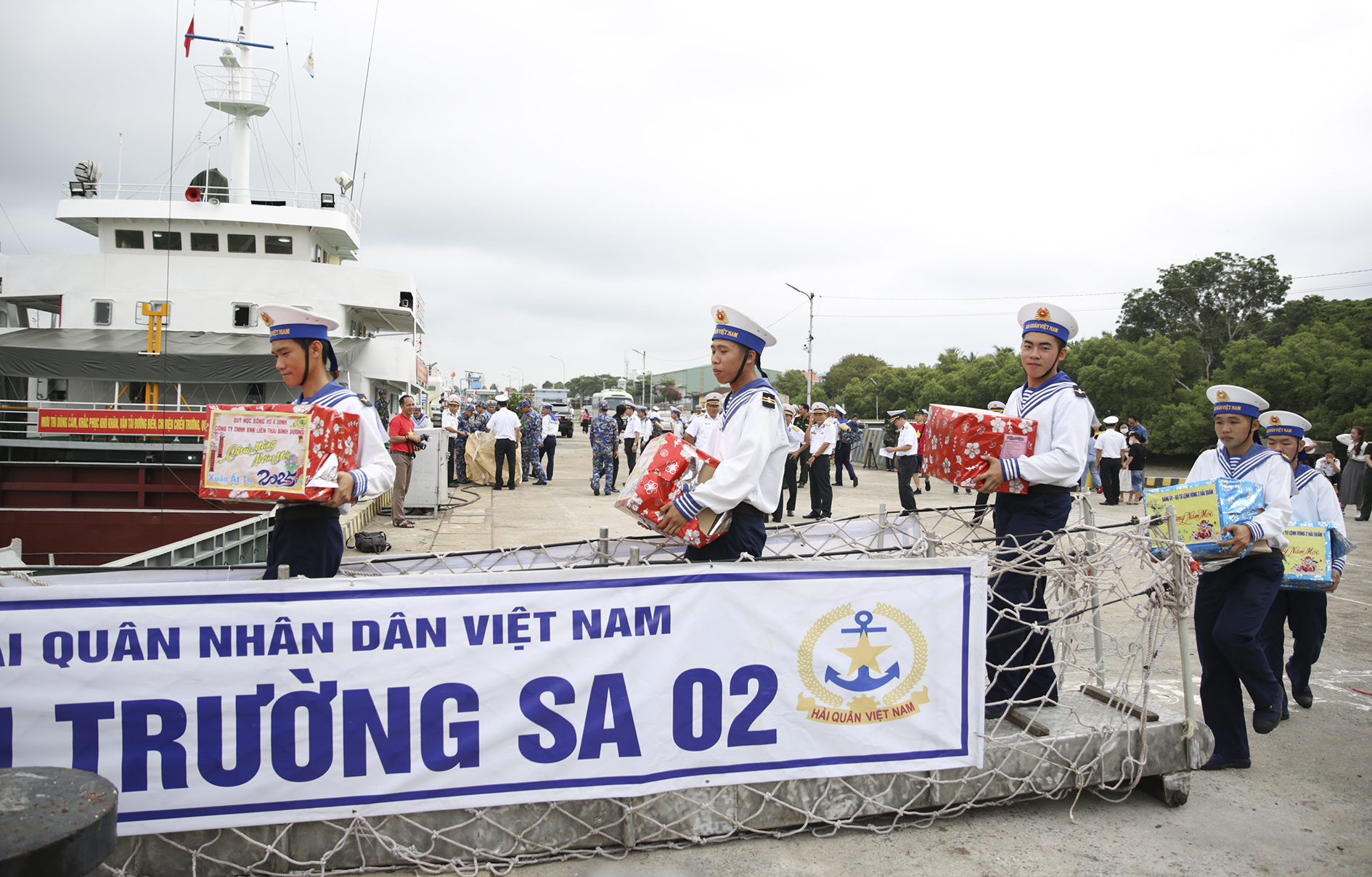 'Pháo đài thép' đón Xuân giữa trùng khơi- Ảnh 2.