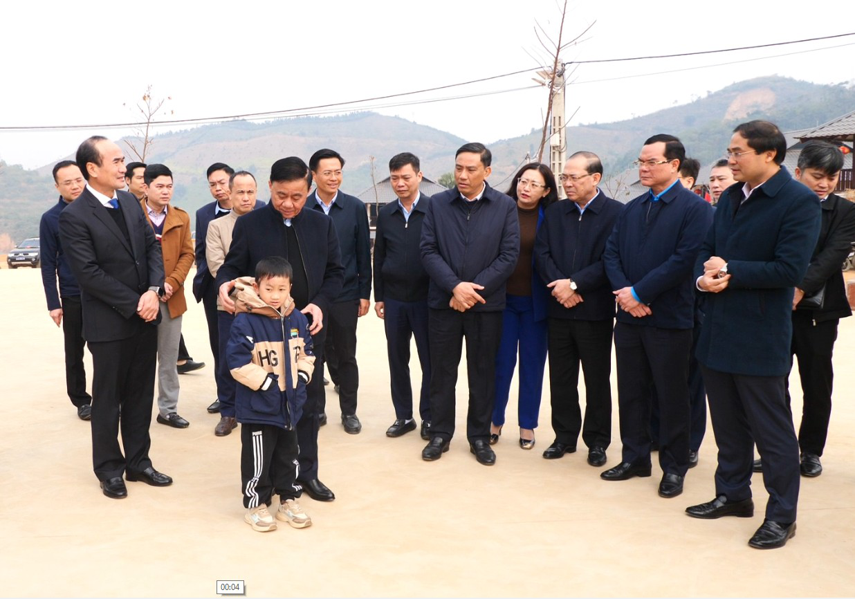 Thường trực Ban Bí thư Trần Cẩm Tú thăm, tặng quà Tết tại thôn Làng Nủ, Lào Cai- Ảnh 1. Thường trực Ban Bí thư Trần Cẩm Tú thăm, tặng quà Tết tại thôn Làng Nủ, Lào Cai- Ảnh 1.