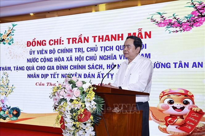 Chủ tịch Quốc hội thăm, tặng quà Tết đồng bào, chiến sĩ thành phố Cần Thơ- Ảnh 1.