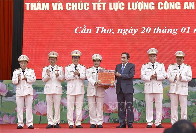 Chủ tịch Quốc hội thăm, tặng quà Tết đồng bào, chiến sĩ thành phố Cần Thơ- Ảnh 5.