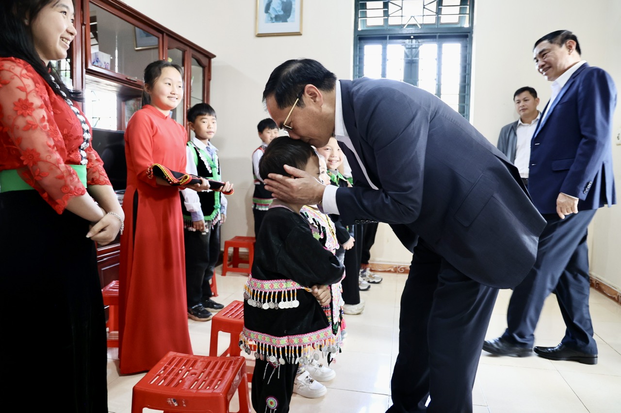 Phó Thủ tướng Bùi Thanh Sơn thăm, tặng quà trẻ em có hoàn cảnh khó khăn tại tỉnh Điện Biên- Ảnh 5.