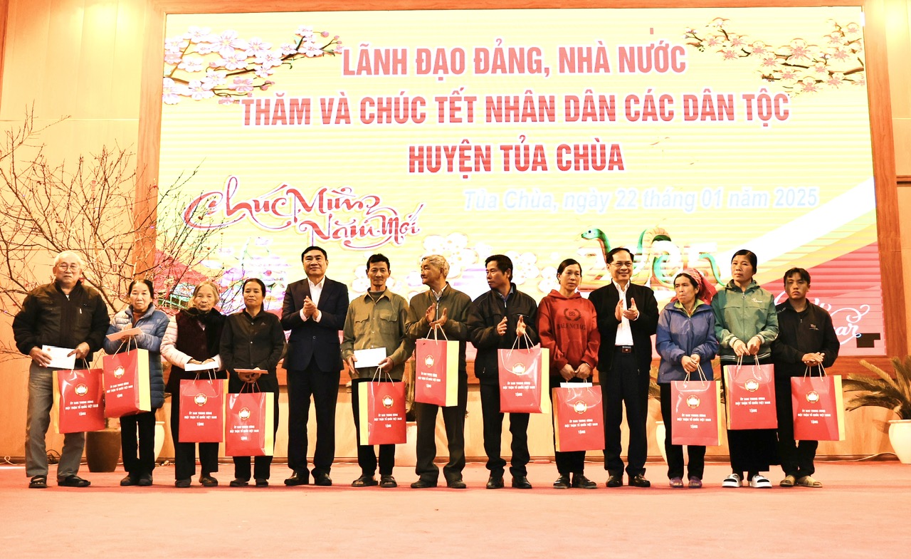 Phó Thủ tướng Bùi Thanh Sơn vui Tết sum vầy cùng nhân dân các dân tộc huyện Tủa Chùa, tỉnh Điện Biên- Ảnh 2.